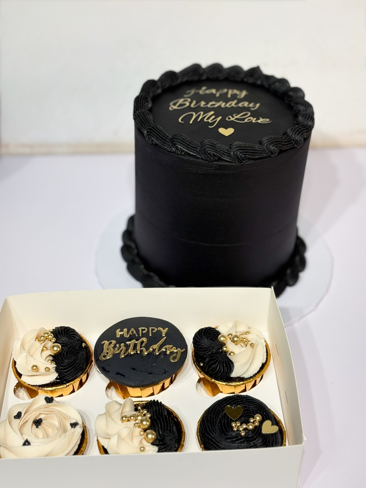 black and cupcake set