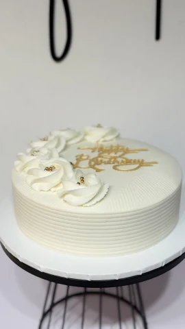 White & Gold RTG cake