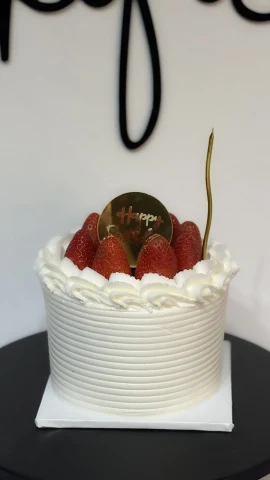 Classic Strawberry & Cream Cake